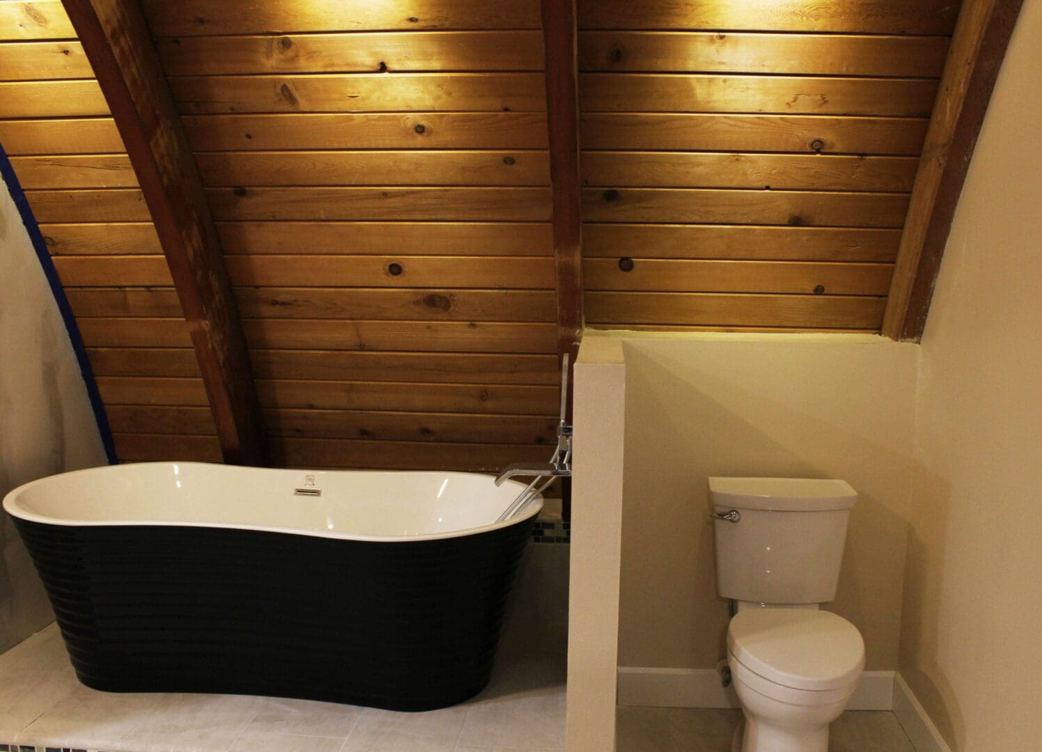 A bathroom with a tub, toilet and sink.